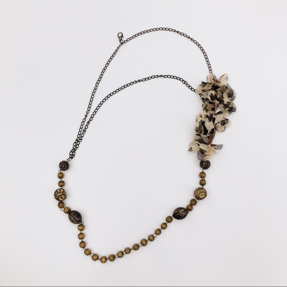 Long beaded necklace with flower accessory - Picture 1 of 7